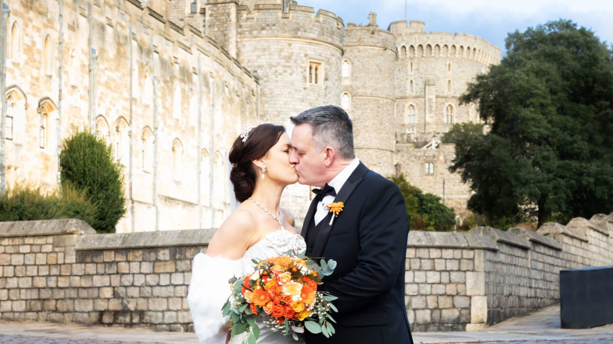 wedding couple kissing outside Windsor castle