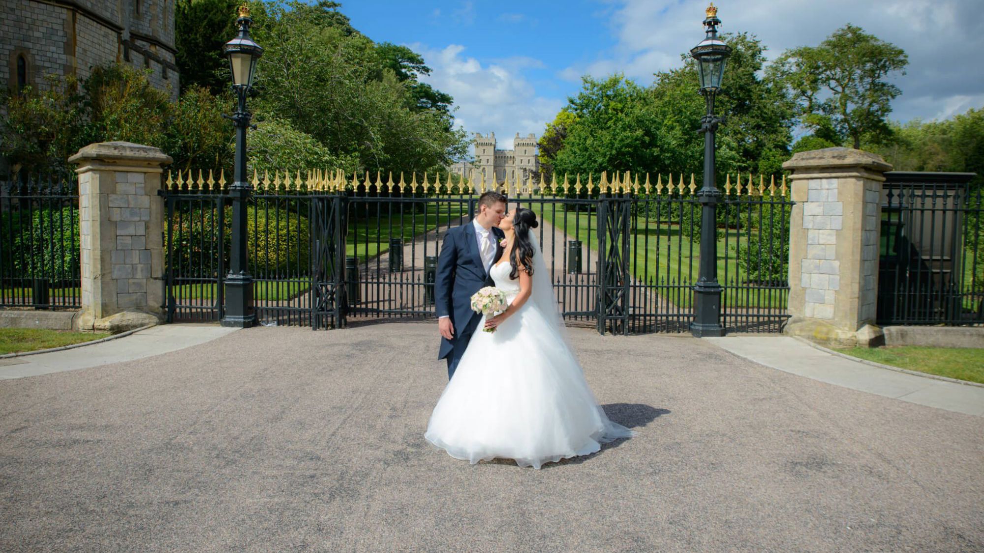 wedding couple kissing outside Windsor castle