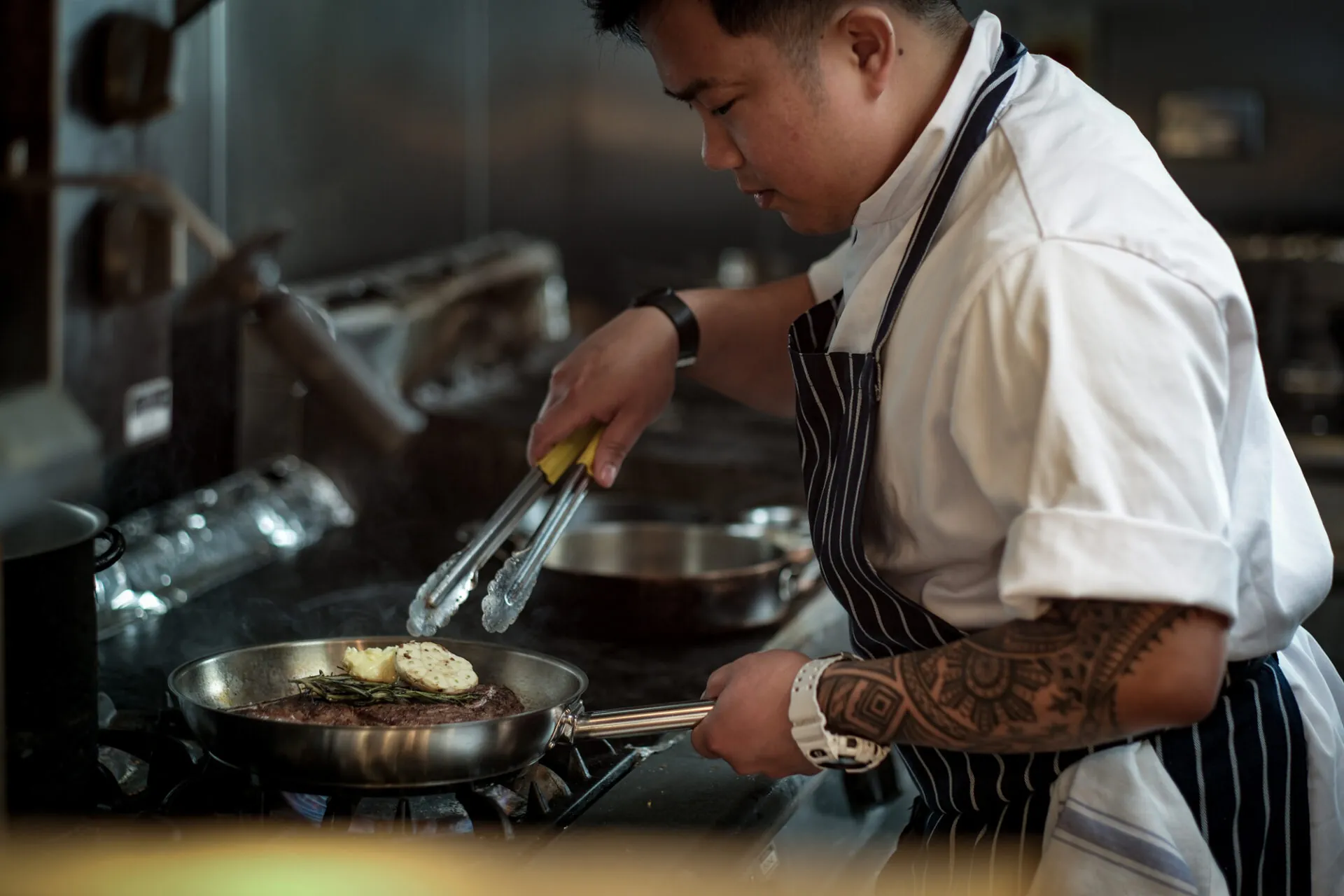 Adding-garnish-to-cooked-steak