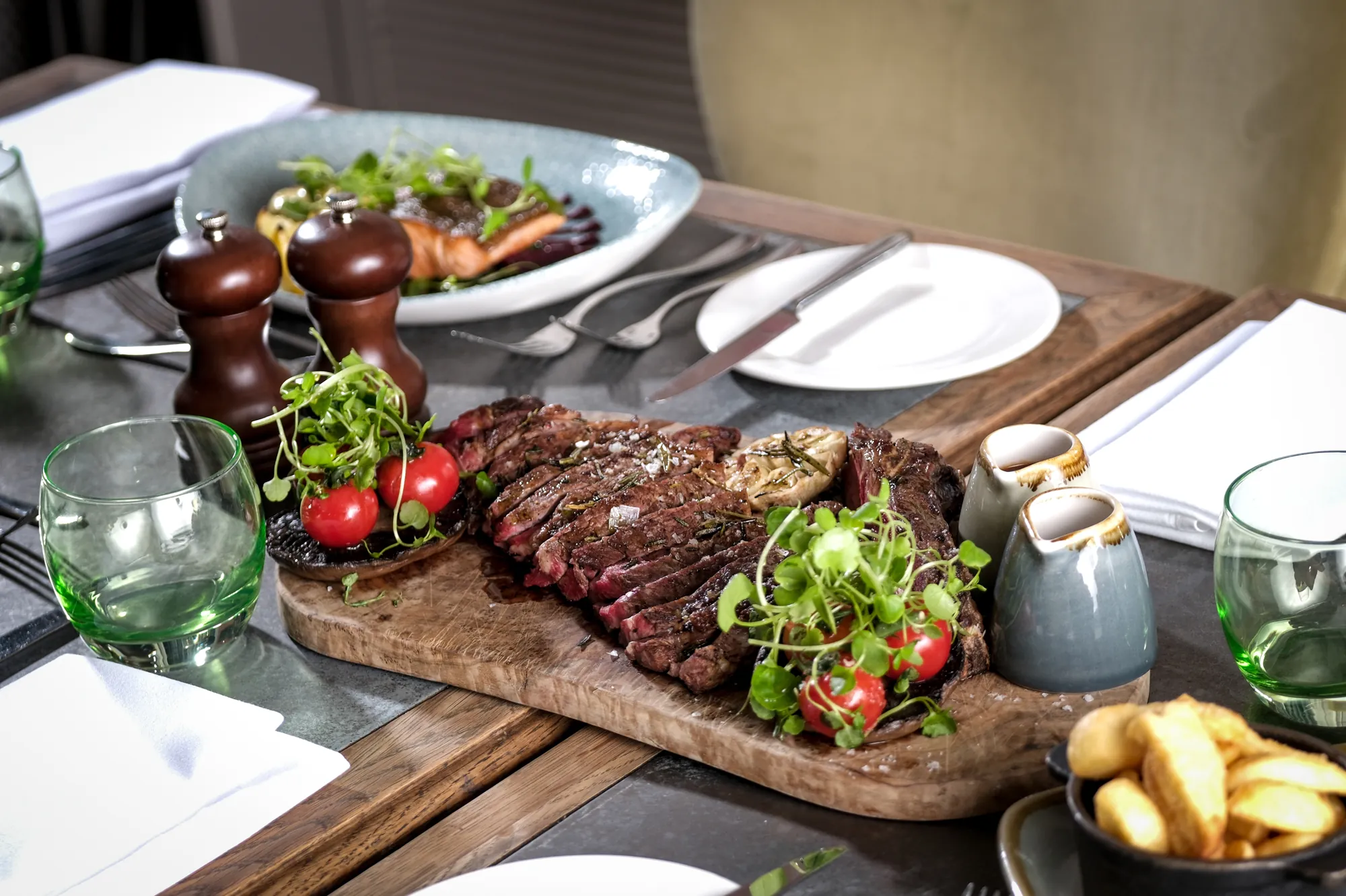 Cote-de-boeuf-sharing-platter-and-sauces