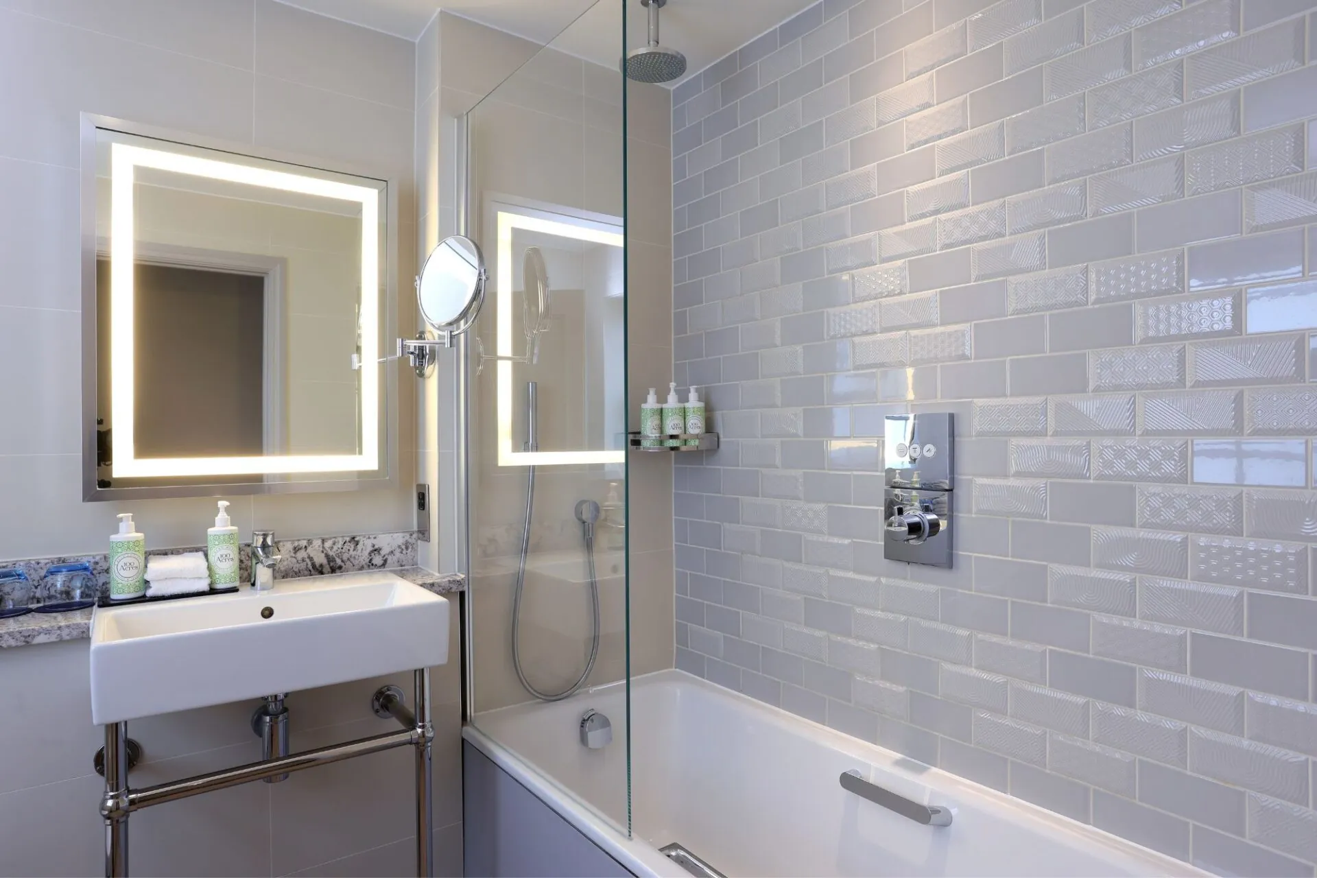 The Castle Hotel Windsor Main House Hertiage Twin bathroom